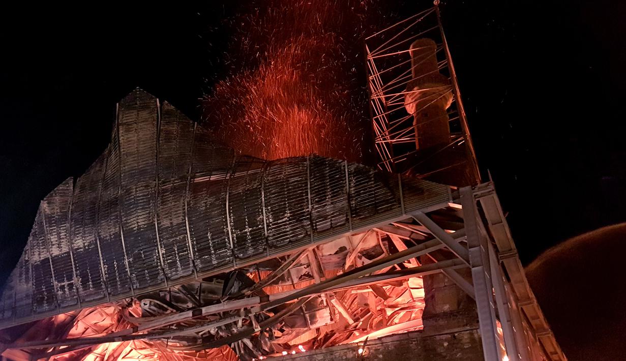 Kobaran api muncul di tengah proses restorasi masjid bersejarah di era Ottoman di Kota Didymoteicho, Yunani, Rabu (22/3). Otoritas setempat menyebut api menyebabkan kerusakan serius pada sejumlah bagian di masjid peninggalan abad XV itu. (AFP Photo)