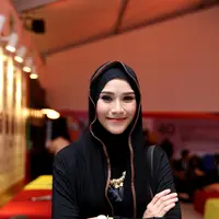 Pemeran yang dalam sinetron Para Pencari Tuhan  ini mengakui bahwa setelah dirinya resmi menutup auratnya dengan mengenakan hijab, ia menjadi lebih terkenal. Dan makin banyak mendapatkan tawaran. (Andy Masela/Bintang.com)