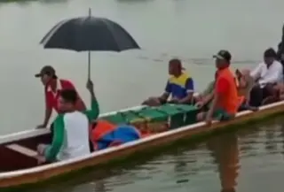 Jenazah warga Pati dibawa menggunakan perahu menuju pemakaman