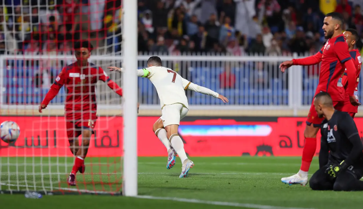 Pemain Al Nassr, Cristiano Ronaldo berselebrasi setelah mencetak gol ke gawang Damac FC pada laga lanjutan Liga Arab Saudi di Prince Sultan bin Abdulaziz Sports City Stadium, Abha, Arab Saudi, Sabtu (25/2/2023) malam WIB. CR7 berhasil mencetak hattrick pada menit ke-18, 23', dan 44'. (Twitter/@AlNassrFC)