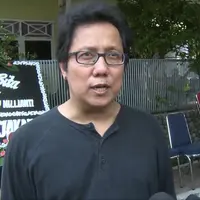 Ibunda Erwin Gutawa Tutup Usia (18/8) di RS Siloam, setelah sempat menjalani perawatan. Menurut Erwin ibunya telah lama menderita diabetes. 