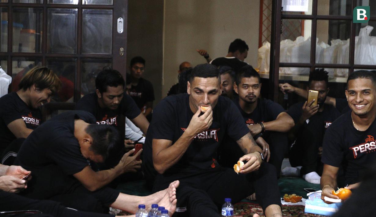 Pemain Persija Jakarta, Jaimerson Xavier, bersama rekan-rekannya makan bersama saat acara syukuran di Kantor Persija, Jakarta. Acara ini merupakan peringatan hari jadi Persija ke-90. (Bola.com/Yoppy Renato)
