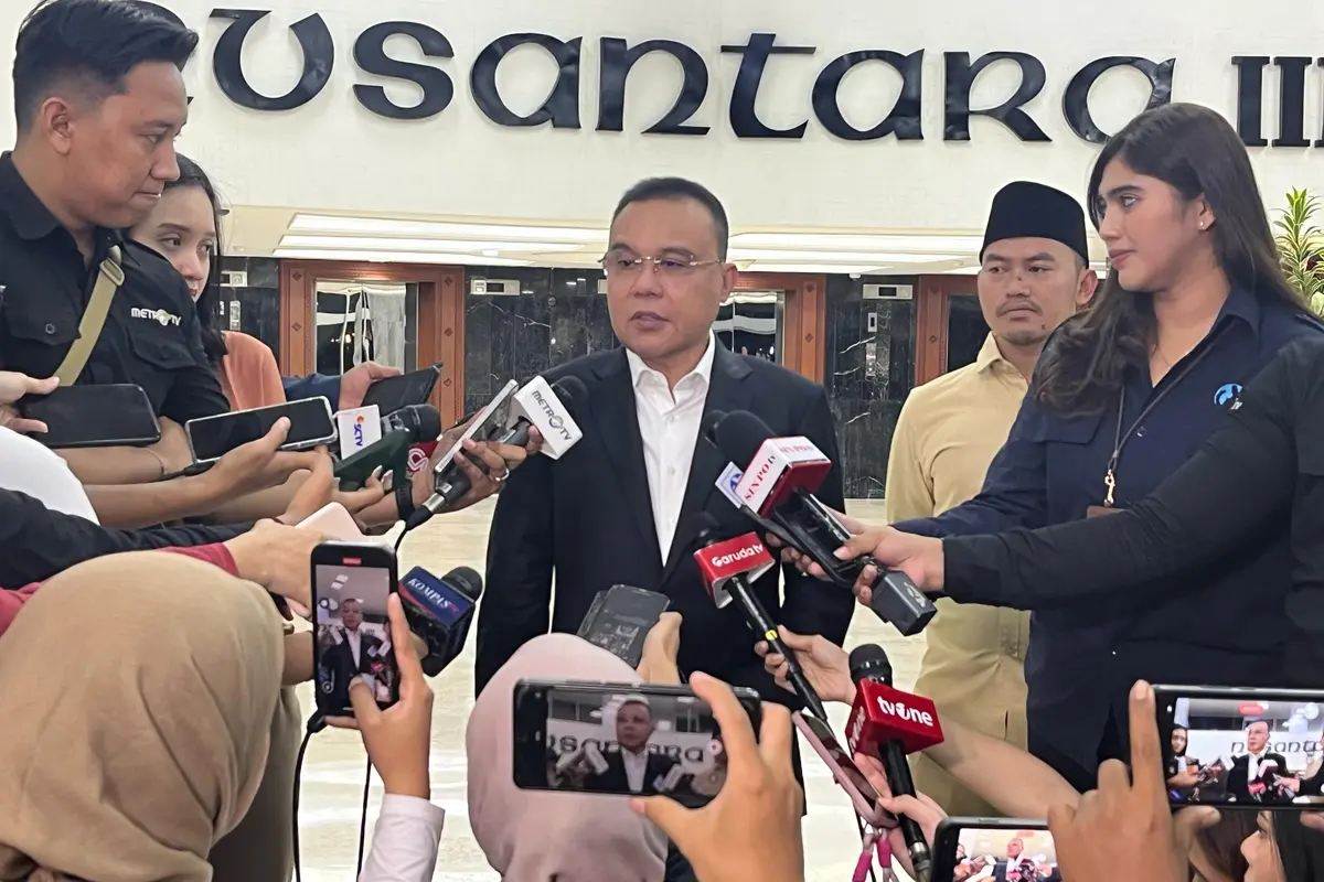 Ketua DPP Partai Gerindra Sufmi Dasco saat konferensi pers di Kompleks Parlemen Senayan, Jakarta, Selasa (8/4/2025).