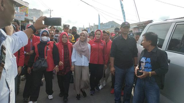 Istri Calon Presiden (Capres) nomor urut 3 Ganjar Pranowo, Siti Atikoh blusukan di Pasar Modern Unit Dua, Banjar Agung, Lampung, Kamis (11/1/2024).