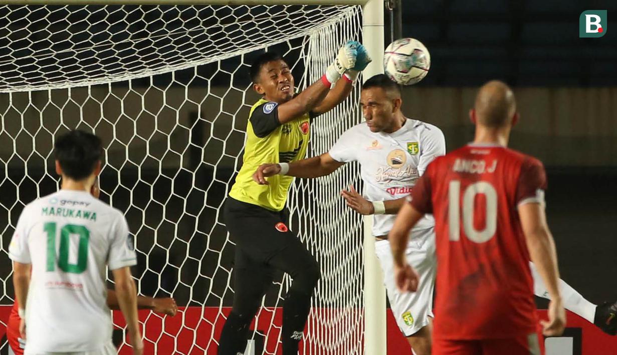 Persebaya bukan tanpa serangan, umpan-umpan lambung yang ditujukan bagi Jose Wilkson beberapa kali juga sempat mengancam gawang Syaiful. (Bola.com/Ikhwan Yanuar)