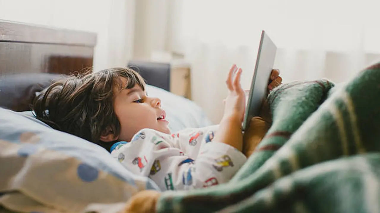 Ilustrasi Anak Bermain Gadget