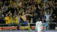 Selebrasi Zlatan Ibrahimovic saat menyumbang gol untuk Swedia ke gawang Inggris pada laga uji coba di Stockholm, 14 November 2012. (JONATHAN NACKSTRAND / AFP)