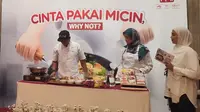 Demo memasak Cinta Pakai Micin di Surabaya. (Dian Kurniawan/Liputan6.com)