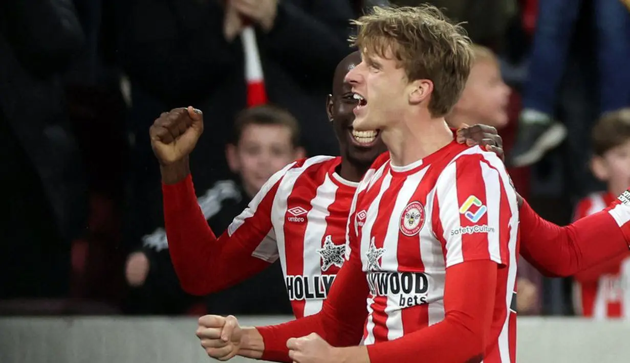 Mads Roerslev Rasmussen telah menjadi bagian dari skuat Brentford sejak musim 2019/2020 lalu. Pada musim perdananya di Liga Inggris, pemain yang berposisi sebagai bek kanan itu tercatat mencetak 1 gol dan 1 asis dari 21 penampilannya. Mads Roerslev Rasmussen sendiri pernah membela tim akademi FC Copenhagen pada 2016 hingga 2017. (Twitter/@premierleague)