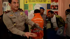 Reserse Kriminal Polsek Tebet merilis barang bukti sebuah senjata api jenis SIG Sever 262 9mm berikut 3 butir peluru, Jakarta, Selasa (24/3/2015). Senjata api tersebut diamankan petugas dari tangan tersangka berinisial SH. (Liputan6.com/Johan Tallo)