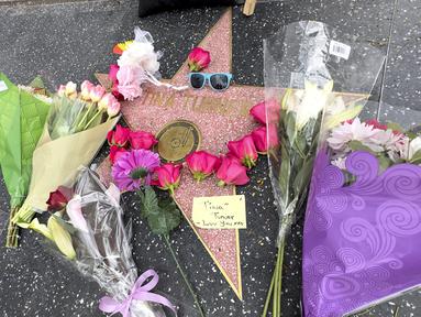 Bunga dan penghormatan muncul di bintang Tina Turner di Hollywood Walk of Fame pada Rabu, 24 Mei 2023, di Los Angeles. (AP Photo/Rick Taber)