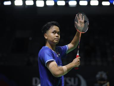 Pebulu tangkis tunggal putra Indonesia, Anthony Ginting merayakan kemenangan atas wakil Thailand, Kantaphon Wangcharoen dalam babak kualifikasi Indonesia Masters 2026 di Istora, Senayan, Selasa (20/01/2026). (Bola.com/Bagaskara Lazuardi)