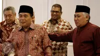 Ketua DPR Ade Komarudin (kiri) saat menerima kunjungan Ketua Organisasi Pergerakan Indonesia Maju (PIM) Din Syamsudin (kanan) di Gedung Parlemen, Senayan, Jakarta, Jumat (20/5). (Liputan6.com/JohanTallo)