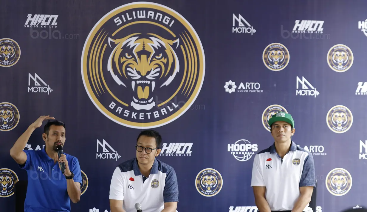 Pelatih Siliwangi Bandung, Ali Budimansyah, memberikan keterangan pers di Bandung, Kamis (30/11/2017). Siliwangi Bandung mengenalkan skuad baru untuk menyongsong kompetisi IBL musim depan. (Bola.com/M Iqbal Ichsan)