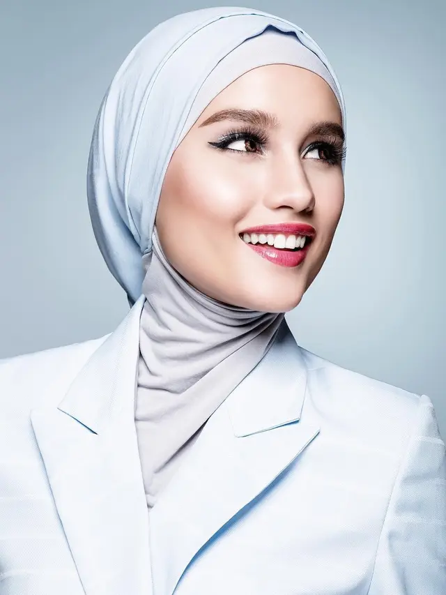 6 Potret Cinta Laura saat Pakai Hijab Ini Bikin Pangling