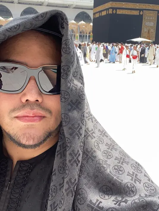 Pria yang kerap disapa Igun ini tampil modis dengan baju muslim berwarna hitam lengkap dengan kain penutup kepala dan kaca mata hitam. (Liputan6.com/IG/@ivan_gunawan)