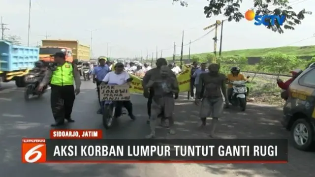 Sejumlah warga korban lumpur Lapindo lakukan aksi protes atas nasib mereka. Warga meminta presiden menyelesaikan persoalan tersebut sesuai janji pada Pilpres 2014 lalu.