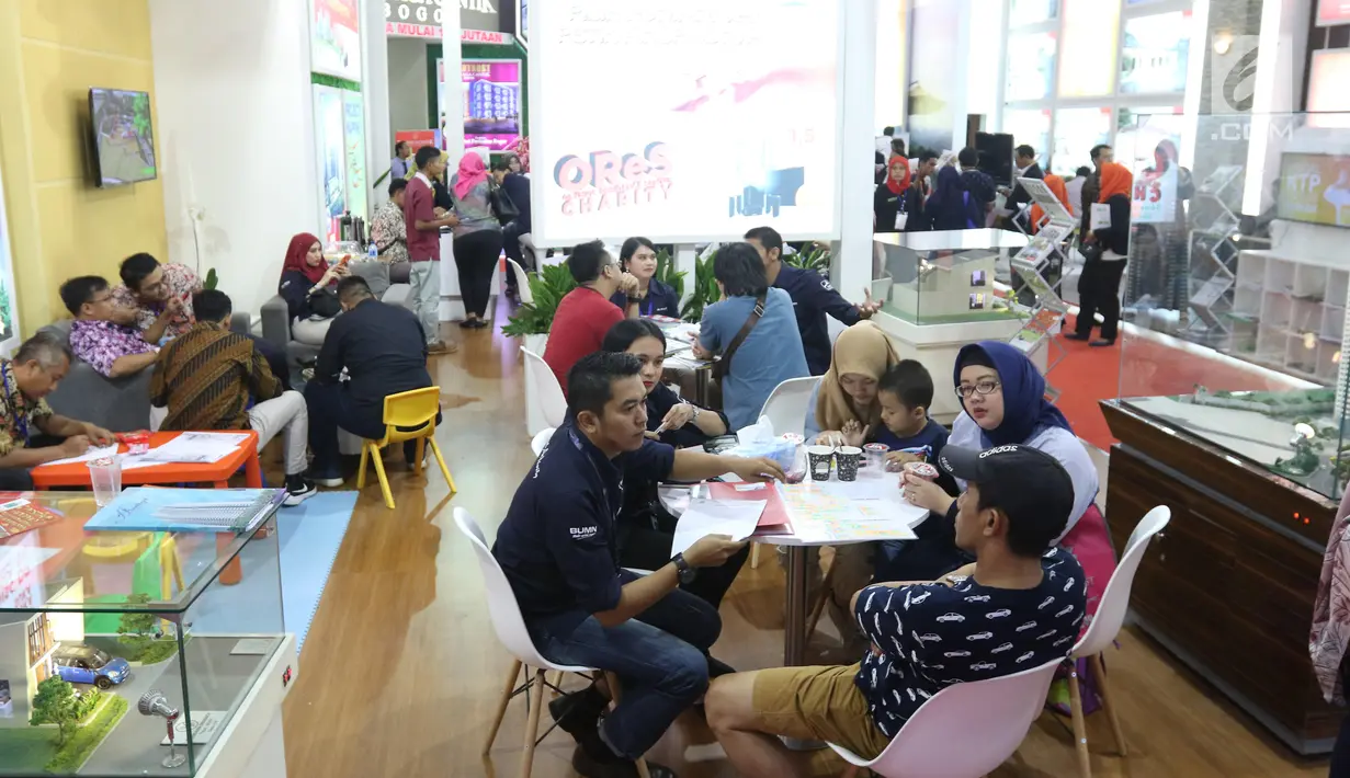 Pengunjung mendapatkan penjelasan saat Indonesia Property Expo (IPEX) 2019 di Jakarta Convention Centre,  Sabtu (2/2). Kegiatan yang digelar 2-10 Februari itu menargetkan penyaluran kredit baru senilai Rp 6 triliun. (Liputan6.com/Angga Yuniar)