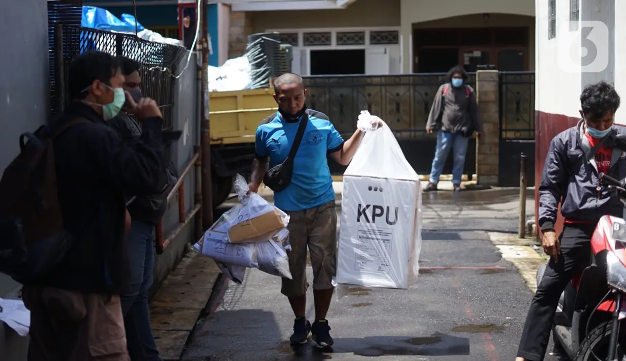 Petugas membawa logistik kotak suara Pilkada Depok 2020 untuk didistribusikan di sejumlah RW Kecamatan Beji, Depok, Selasa (8/12/2020). Total, ada 4.049 kotak suara yang sedang didistribusikan ke TPS setempat dan di dalamnya terdapat 1.262.051 lembar surat suara. (Liputan6.com/Immanuel Antonius)