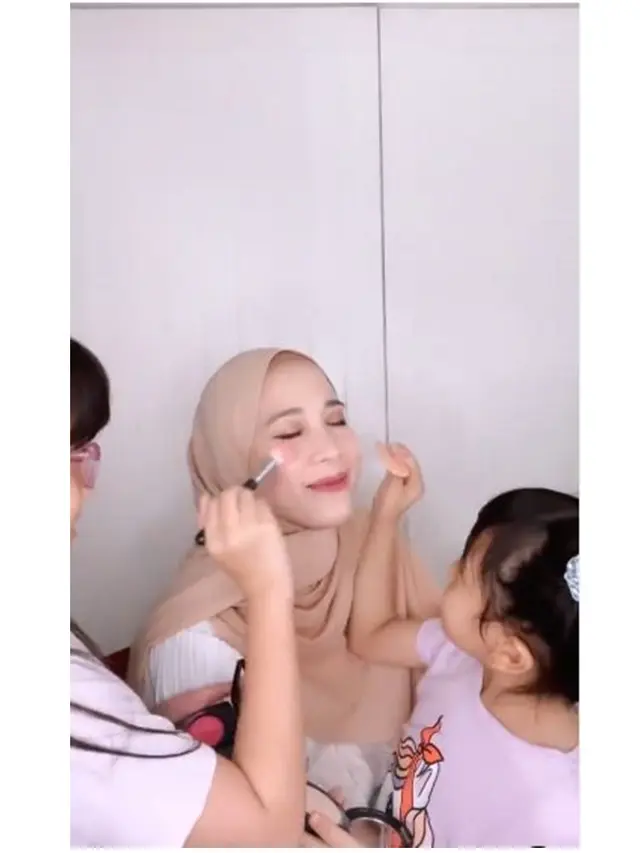 Hamil Anak Keempat, Ini 6 Potret Fanny Fabriana saat Momong Tiga Buah Hatinya