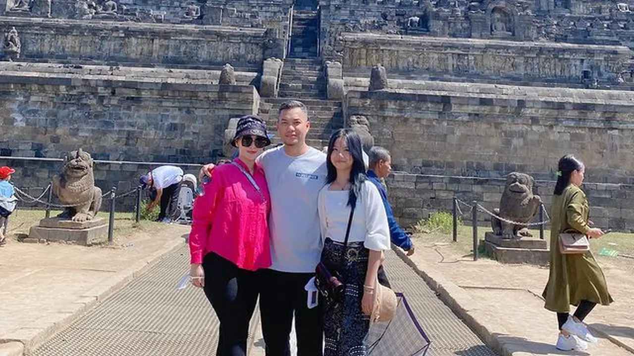 Zaskia Gotik dan anak-anak liburan di Borobudur (Instagram/zaskia_gotix)