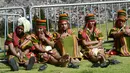 Sejumlah pemain menunggu untuk tampil dalam Festival Inti Raymi di kompleks benteng Sacsahuaman, Peru (24/6). Acara ini juga merupakan upacara keagamaan Kekaisaran Inca untuk menghormati dewa Inti atau Matahari. (AFP Photo/Cris Bouronce)