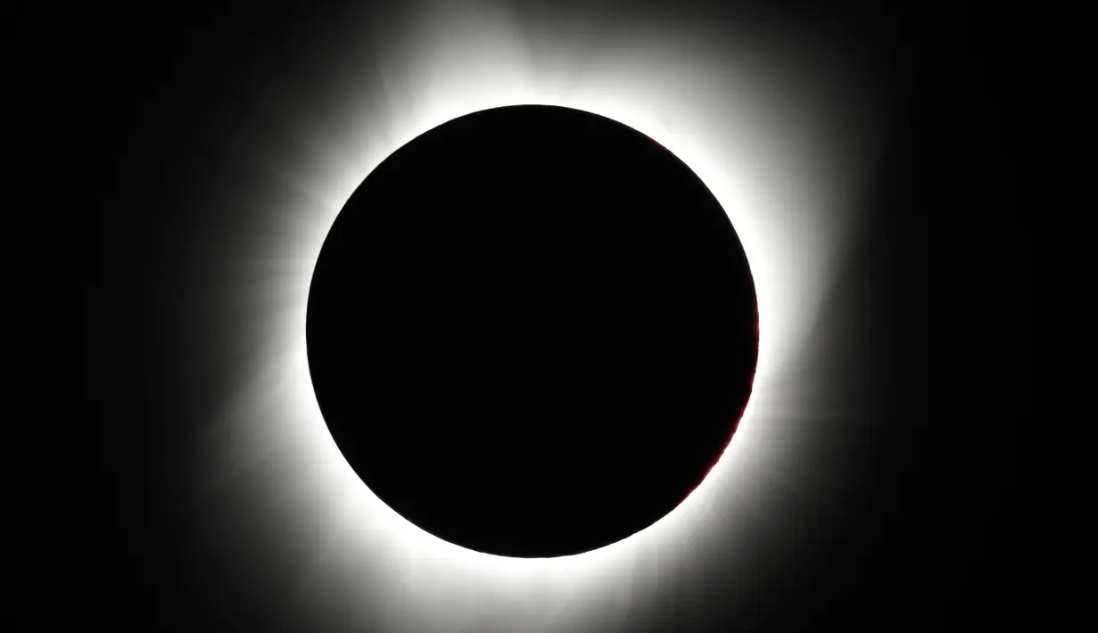 Fenomena langka gerhana matahari total menghiasi langit Oregon di dekat Redmond, Senin (21/8). Gerhana matahari total kembali melintasi Amerika Serikat sejak terakhir terjadi pada tahun 1918 atau 99 tahun lalu. (AP Photo/Ted S. Warren)
