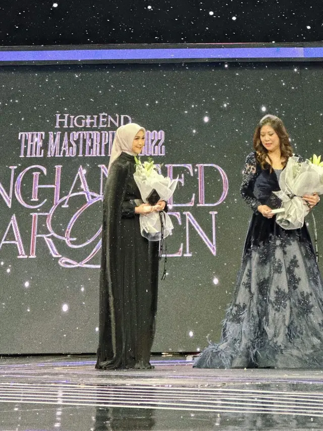 6 Potret Ria Ricis Terima Piala sebagai Women Of Influence, Penuh Rasa Bangga