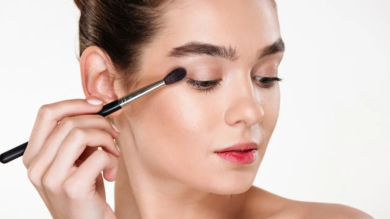 Ingin Tampilan Mata yang Lebih Soft? Berikut Tips Menggunakan Eyeshadow sebagai Eyeliner