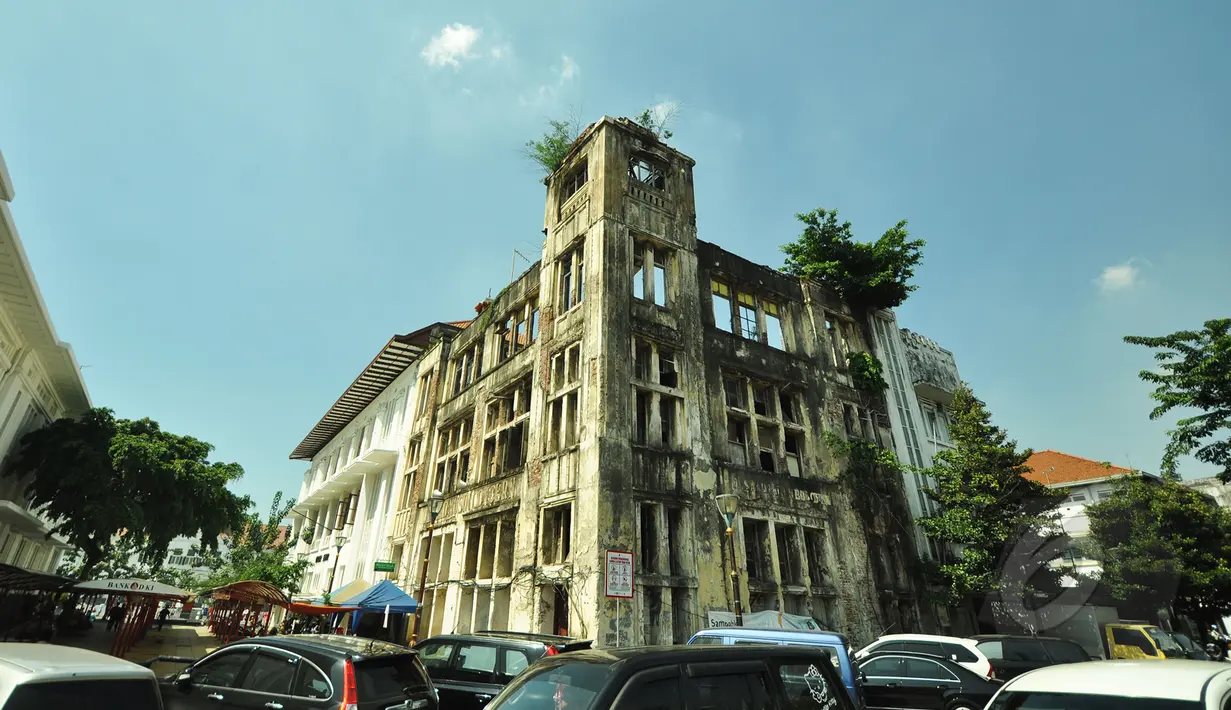 Bangunan rusak yang akan direvitalisasi di kawasan Kota Tua Jakarta, Rabu (18/3/2015). Menteri Pariwisata telah mengeluarkan Keputusan Menteri yang menetapkan Kota Tua sebagai destinasi utama wisata dan pusat pertunjukan seni. (Liputan6.com/Faizal Fanani)