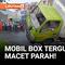 Sebuah mobil box terguling di Jalan Raya Rawa Buaya, Cengkareng, Jakarta Barat, Kamis siang, setelah kondisi jalan menjadi licin usai diguyur hujan.