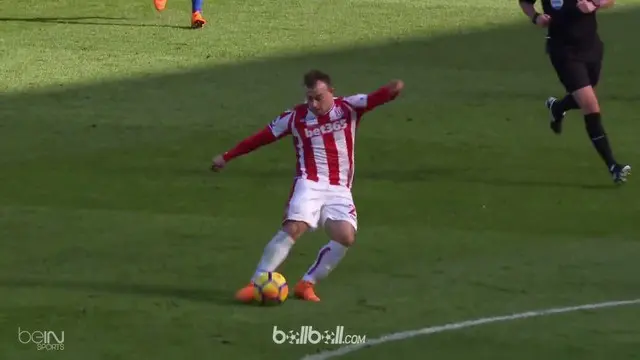 Penjaga gawang Stoke City, Jack Butland melakukan kesalahan fatal yang membuat timnya gagal memetik poin maksimal di kandang Leice...