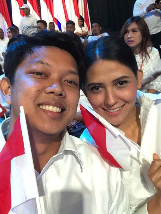 Pria 27 tahun ini memang selalu kompak dengan pacarnya. Wajar jika Bayu dan Aliyah kerap terlihat memakai baju warna senada saat bersama. Kekompakan inilah yang membuat keduanya didoakan berjodoh oleh netizen. (Liputan6.com/IG/@moektito)