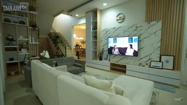 Ruang keluarga rumah Kiky Saputri. (YouTube TAULANY TV)