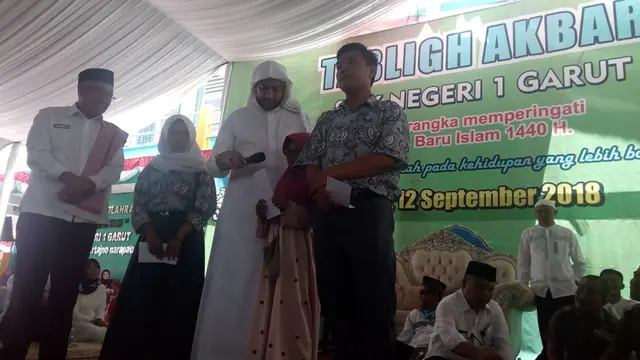 Dai kondang 'Damailah Indonesiaku’ Ustaz Ali Jaber memberikan tausiyahnya di SMKN 1 Garut