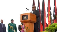 PM Papua Nugini James Marape dalam upacara penghormatan Ratu Elizabeth II, Selasa, 13 September 2022, di Port Moresby, Papua Nugini, dan proklamasi Raja Charles III sebagai kepala negara negara itu. (AP)