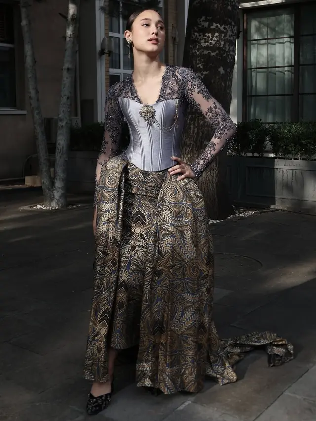 Gaya Anggun Yasmin Napper Berkebaya saat Promosikan Film Terbaru di Beijing fim