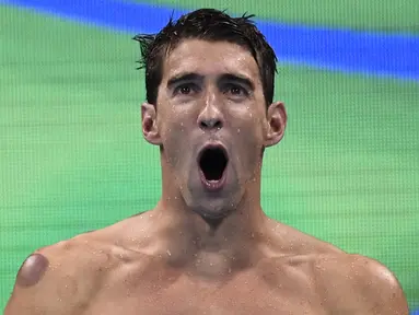 Perenang andalan Amerika Serikat, Michael Phelps, terlihat habis melakukan terapi bekam, selama Olimpiade Rio 2016 di Rio de Janeiro, Brasil, Minggu (7/8). Tanda merah sebesar koin terlihat di pundak kanan atlet 31 tahun itu. (AFP PHOTO/Christophe SIMON)