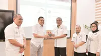 Rombongan Sulsel yang dipimpin oleh Asisten Daerah III Bidang Administrasi Setda Provinsi Sulawesi Selatan Tautoto diterima langsung oleh Pelaksana Harian Sekretaris Daerah Jabar Yerry Yanuar.