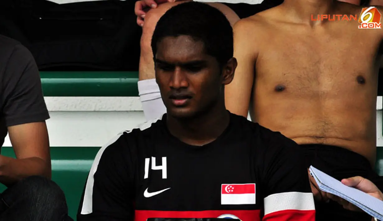Para pemain Singapura bersiap kembali ke hotel tempat seluruh peserta grup B Piala AFF Suzuki 2012 menginap, usai latihan tertutup di Lapangan Maybank, Putrajaya, Malaysia, pada 27 November 2012.