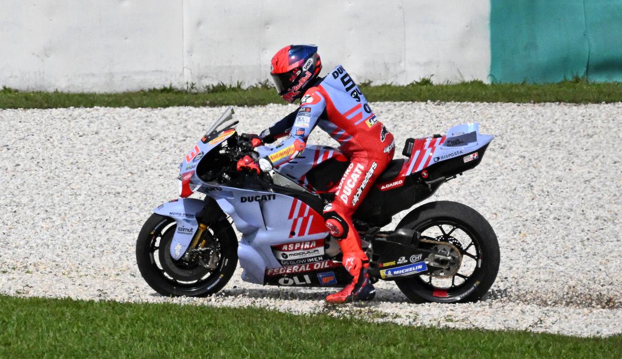 Pembalap Gresini Racing, Marc Marquez keluar dari lintasan saat tes pramusim MotoGP 2024 di Sepang International Circuit, Sepang, Malaysia, Rabu (07/02/2024). (AFP/Mohd Rasfan)