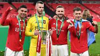 Pemain Manchester United (ki-ka), Casemiro, David De Gea, Luke Shaw, dan Lisandro Martinez berpose bersama trofi Carabao Cup 2023 setelah mengalahkan Newcastle United di Wembley Stadium, Minggu (26/2/2023) waktu setempat. (AFP/Glyn Kirk)