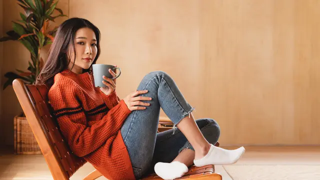 perempuan dan minum teh duduk