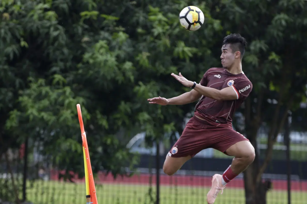 Pemain Persija Jakarta, Ryuji Utomo, menyundul bola. (Bola.com/Yoppy Renato)