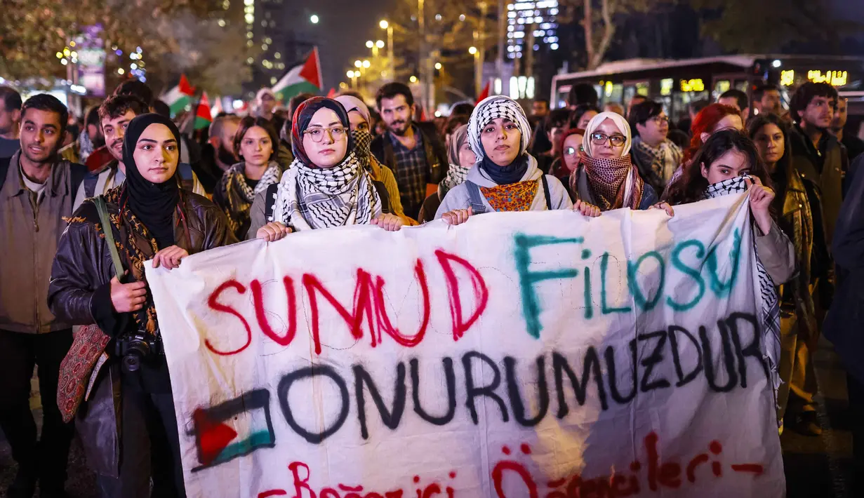 Gelombang aksi unjuk rasa muncul di Istanbul, Turki untuk memprotes tindakan Israel mencegat armada Global Sumud Flotilla (GSF) yang membawa bantuan kemanusiaan ke Gaza. (KEMAL ASLAN/AFP)