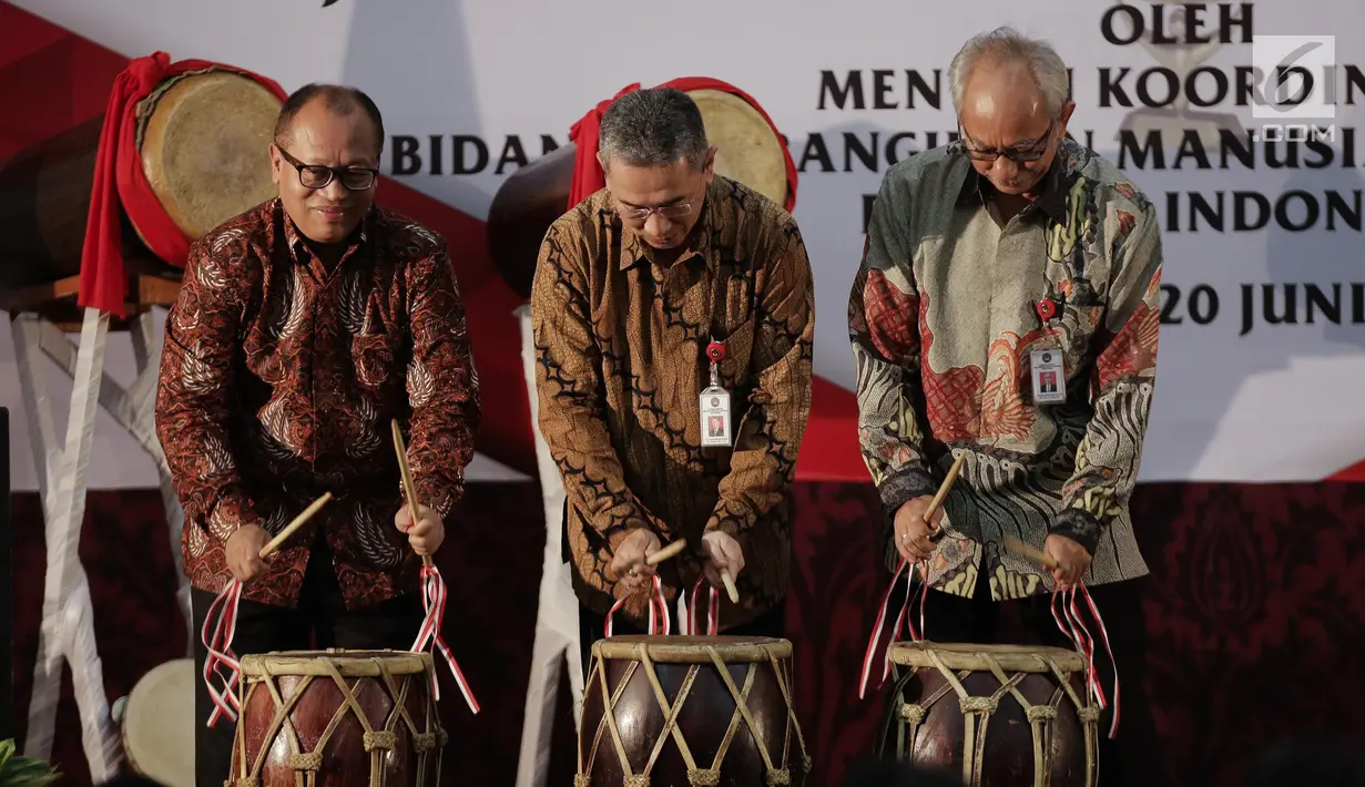 Dirut BPJS Ketenagakerjaan Agus Susanto (kiri) dan Sesmenko PMK Satya Sananugraha memukul beduk sebagai tanda telah di launchingnya Pelaksanaan Pemberian Penghargaan Jaminan Sosial Ketenagakerjaan di Jakarta, Selasa (20/6). (Liputan6.com/Faizal Fanani)