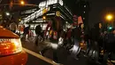 Demonstran dari kelompok aktivis online mengenakan Guy Fawkes saat menggelar aksi "Sejuta Topeng" di New York, Kamis (5/11/2015). Kelompok ini mengklaim akan menggelar aksi ini lebih dari 600 kota di dunia. (REUTERS/Shannon Stapleton)