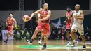 Kerinduan penggemar basket pada aksi-aksi atraktif bintang-bintang IBL terbayar sudah. Dalam pertandingan IBL All Star 2022 kali ini, tim Putih berhasil menang tipis 102-100 melawan tim Merah. (Bola.com/Bagaskara Lazuardi)