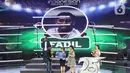 Direktur Program SCM, Harsiwi Achmad (tengah) menyerahkan hadiah kepada Fadil Sausu, salah satu pemain yang masuk dalam Best 11 saat gelaran Indonesian Soccer Award 2019 di Studio 6 Indosiar, Jakarta, Jumat (10/1/2020). 16 penghargaan diberikan pada acara ini. (Liputan6.com/Helmi Fithriansyah)