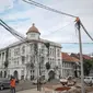 Petugas PLN memeriksa kabel jaringan listrik di kawasan Kota Tua, Jakarta, Selasa (27/1/2015). (Liputan6.com/Faizal Fanani)